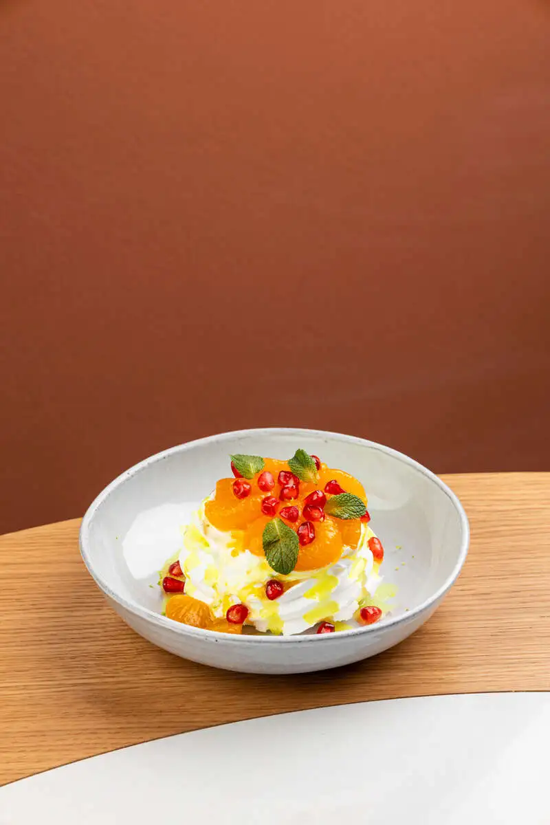 Павлова с мандаринами и облепихой