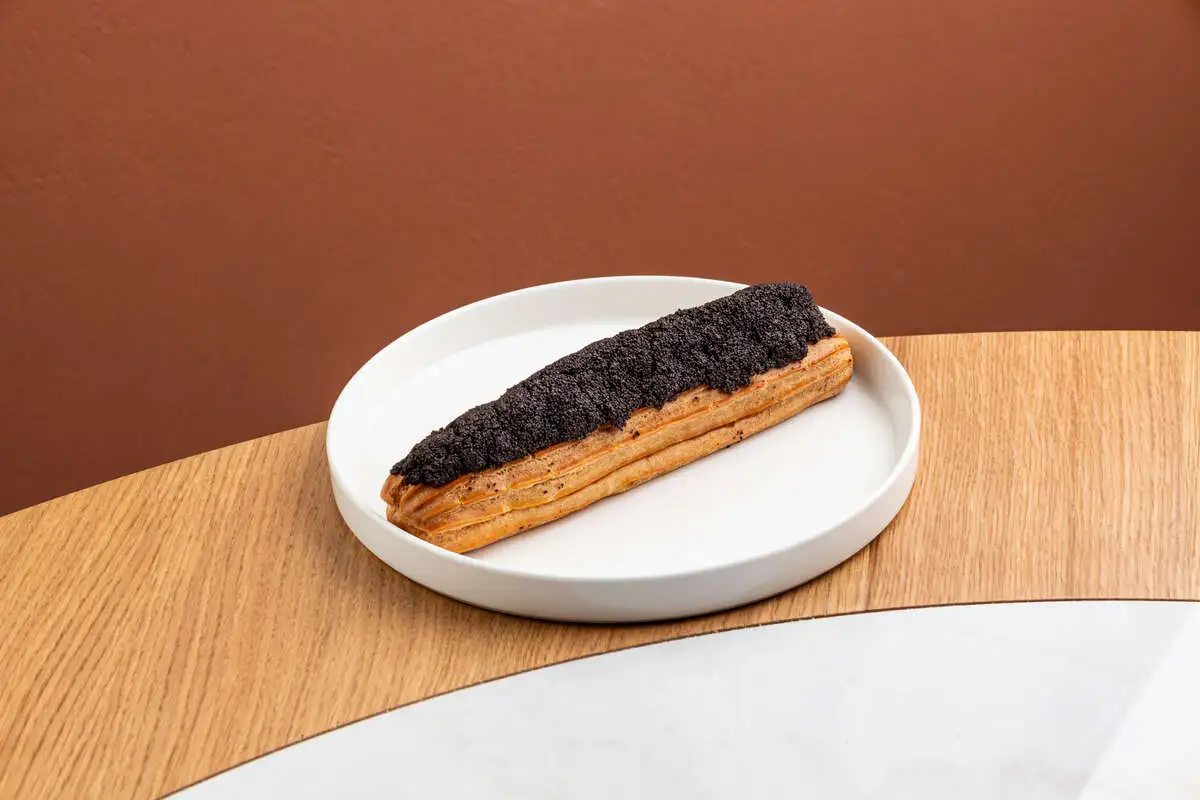 Эклер с маком