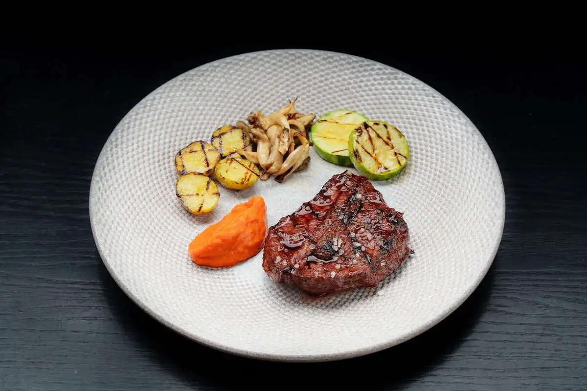 Стейк топ-блейд с овощами гриль