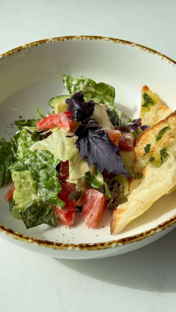 БЛ Греческий салат с желтыми томатми и лепешкой с соусом песто 150гр.