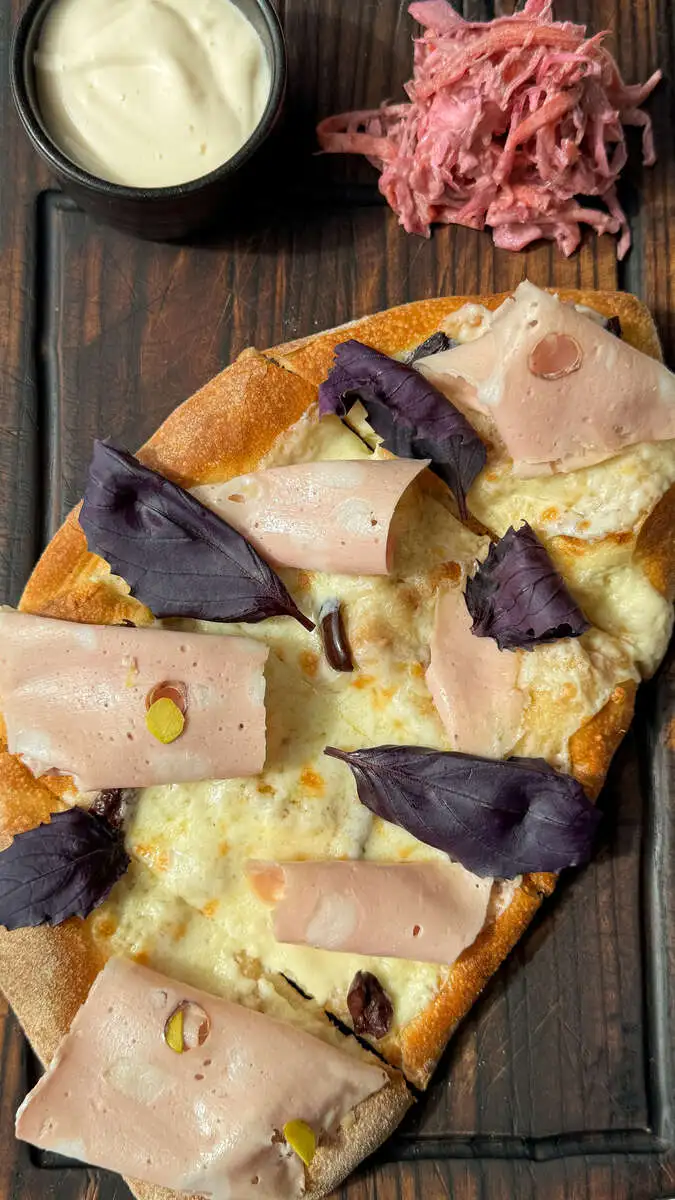 БЛ Пицца с мортаделлой и шампиньонами 200гр.