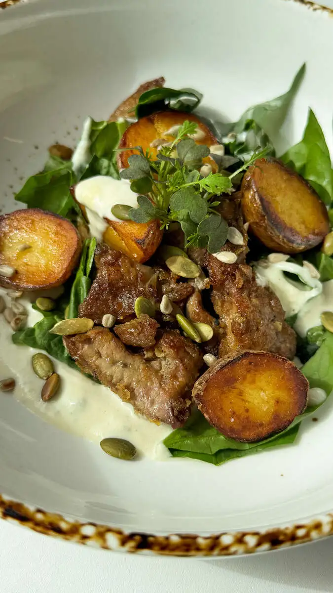 БЛ Салат с печенью индейки, картофелем и соусом блючиз 150гр.