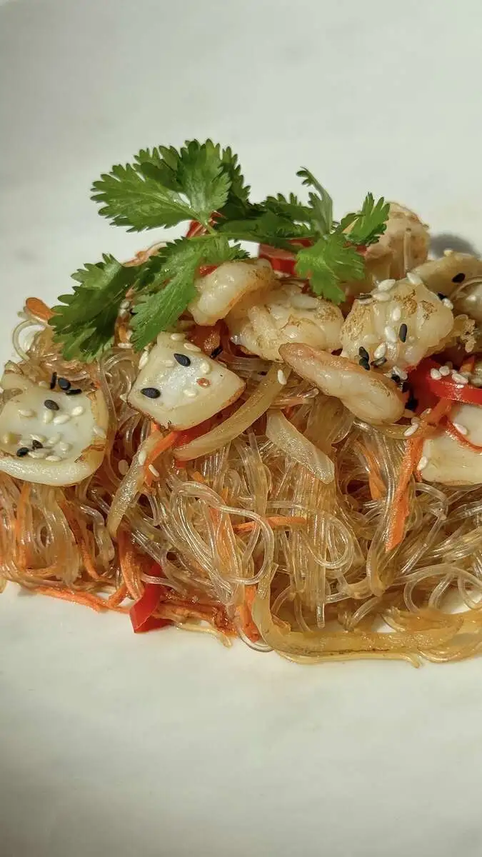 БЛ Лапша с креветками и кальмарами в азиатском стиле 240гр.