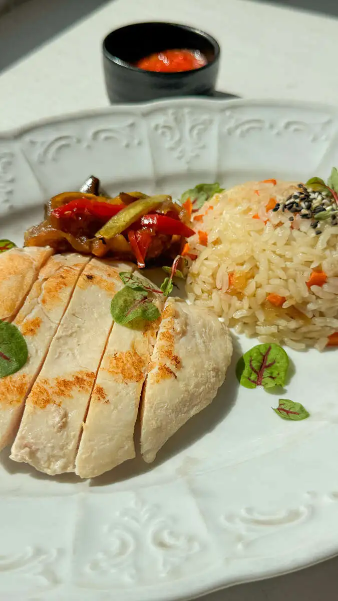 БЛ Филе цыпленка с овощным соте и соусом сальса 250гр.