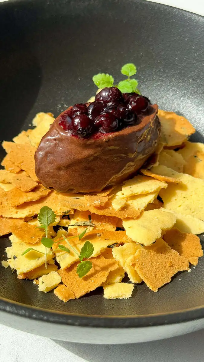 БЛ Шоколадный ганаш с черной смородиной и розмариновыми чипсами 100гр.