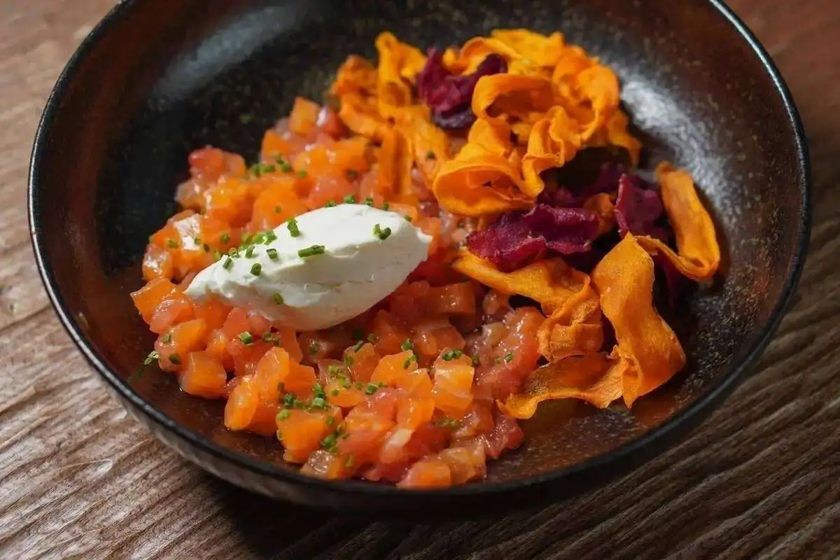 Тартар из лосося и томатов с чипсами из корнеплодов 140гр.