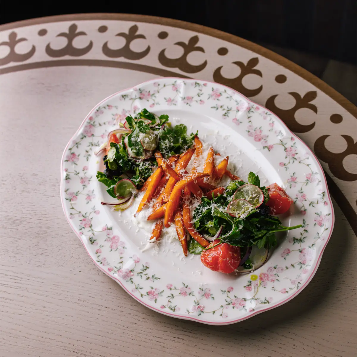 Салат с хрустящим бататом и сырным муссом