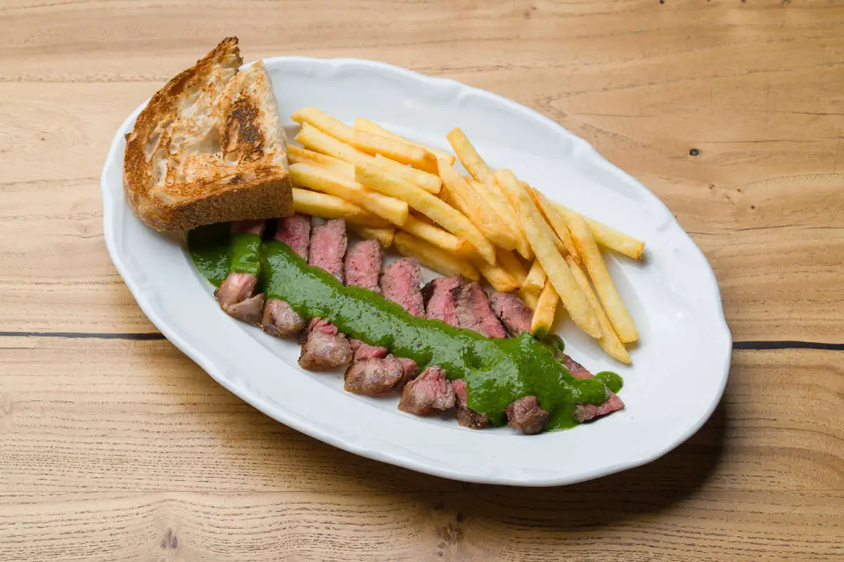 Антрекот с картофелем фри и соусом entrecote