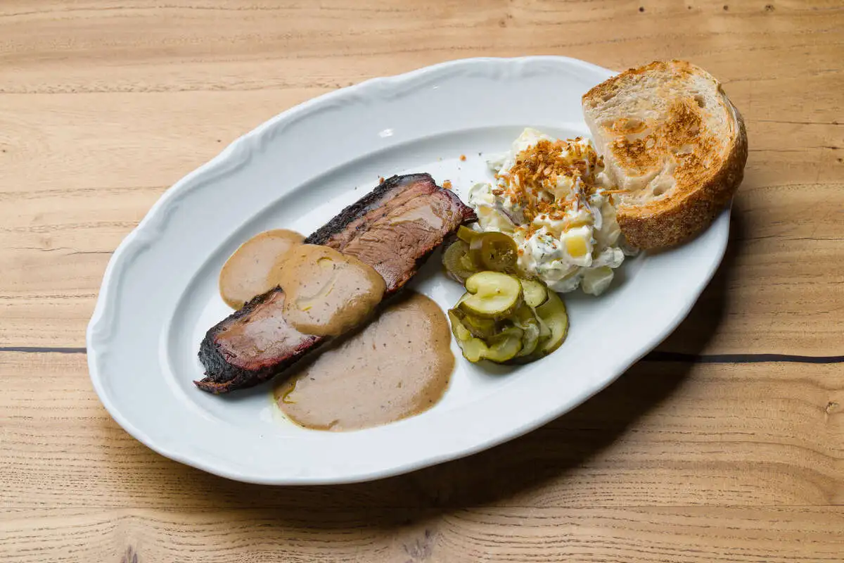 Брискет с картофельным салатом и перчным соусом 