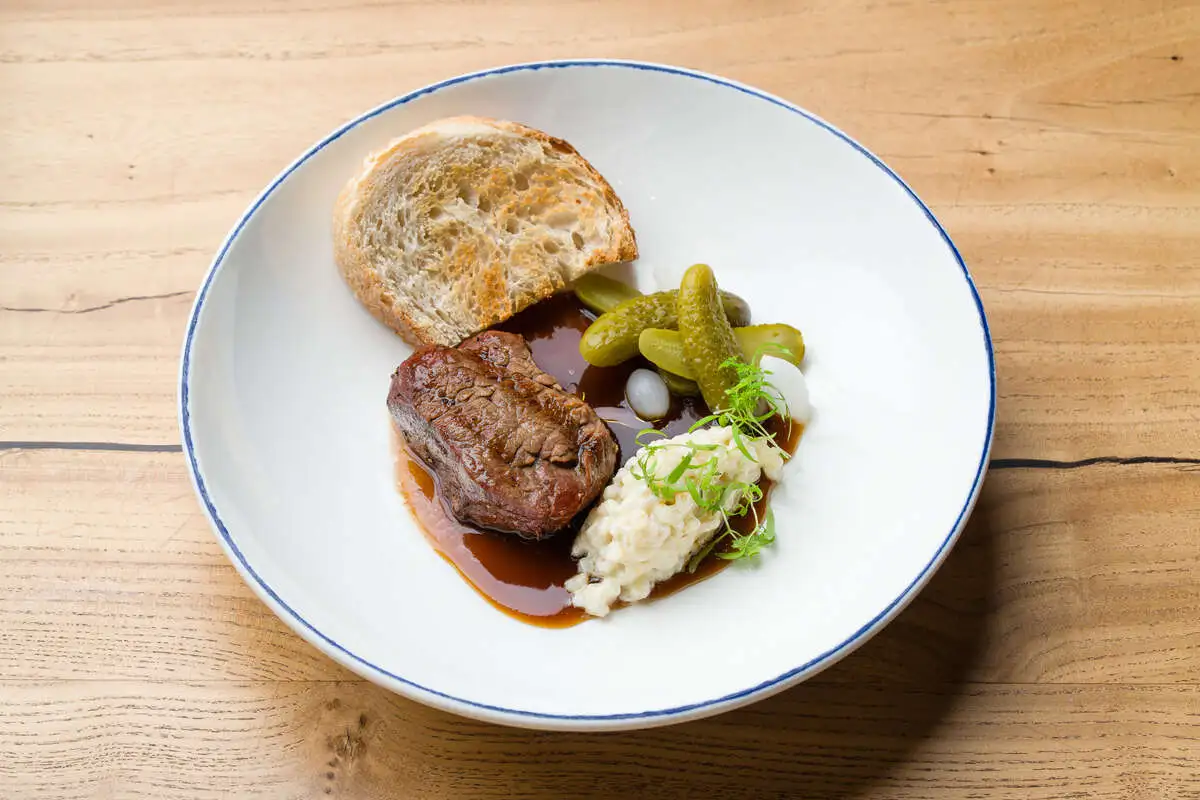 Филе миньон с голландской перловкой и соусом демигляс