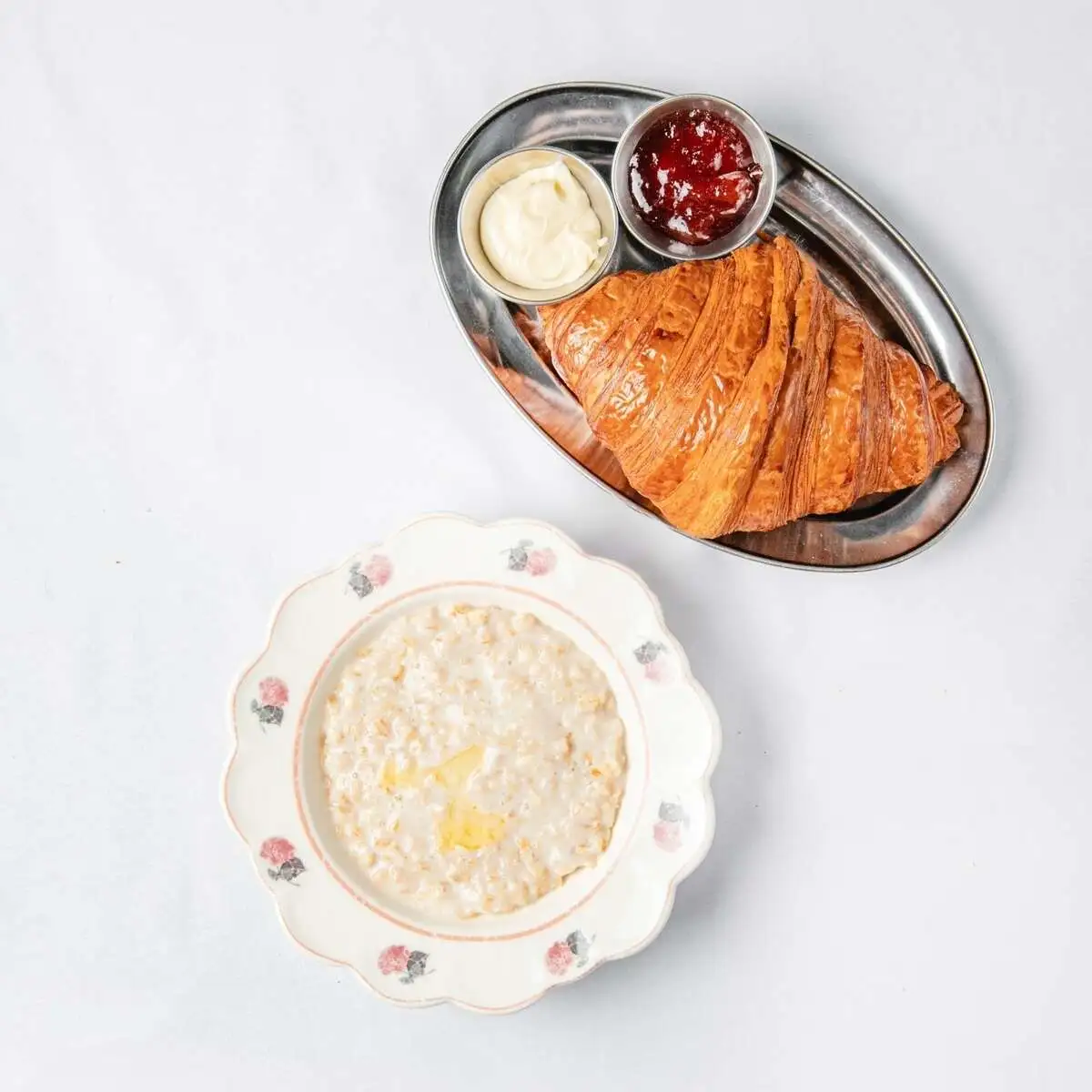 Каша овсяная с круассаном, сливочным маслом и джемом
