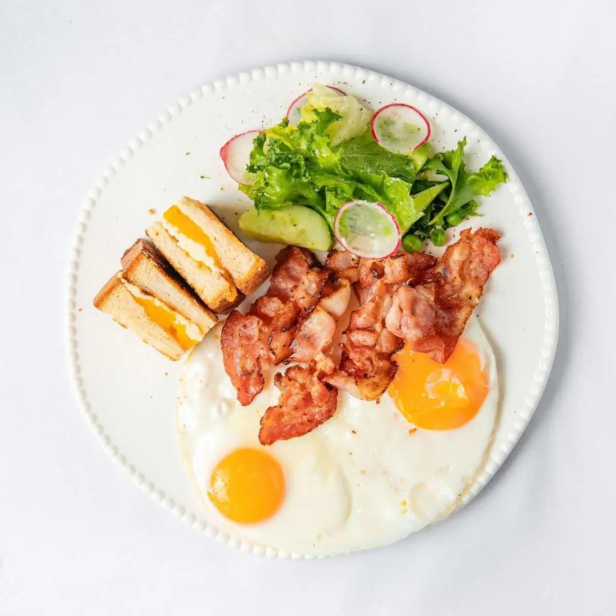 Глазунья с беконом и сырным сэндвичем