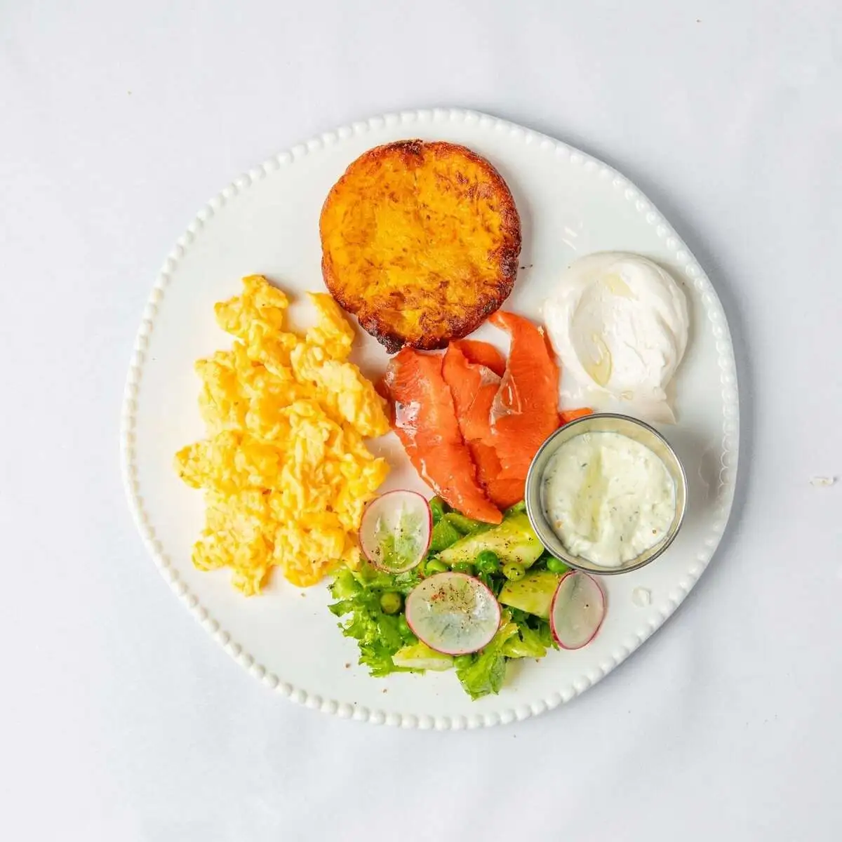 Скрамбл с лососем и драником