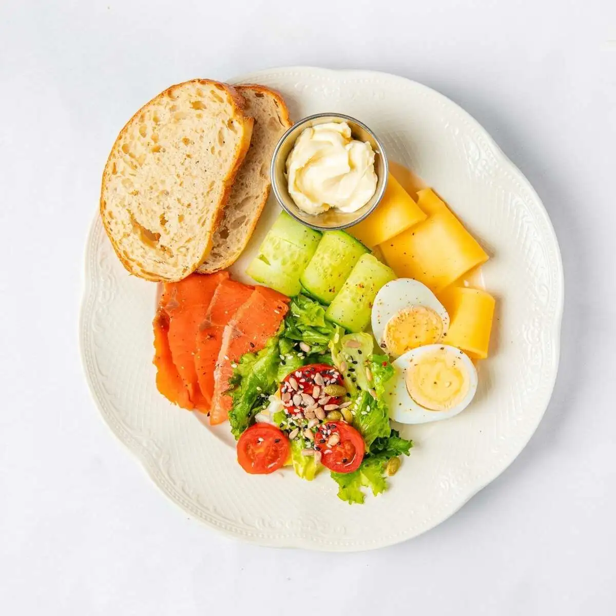 Завтрак с лососем и сыром маасдам 