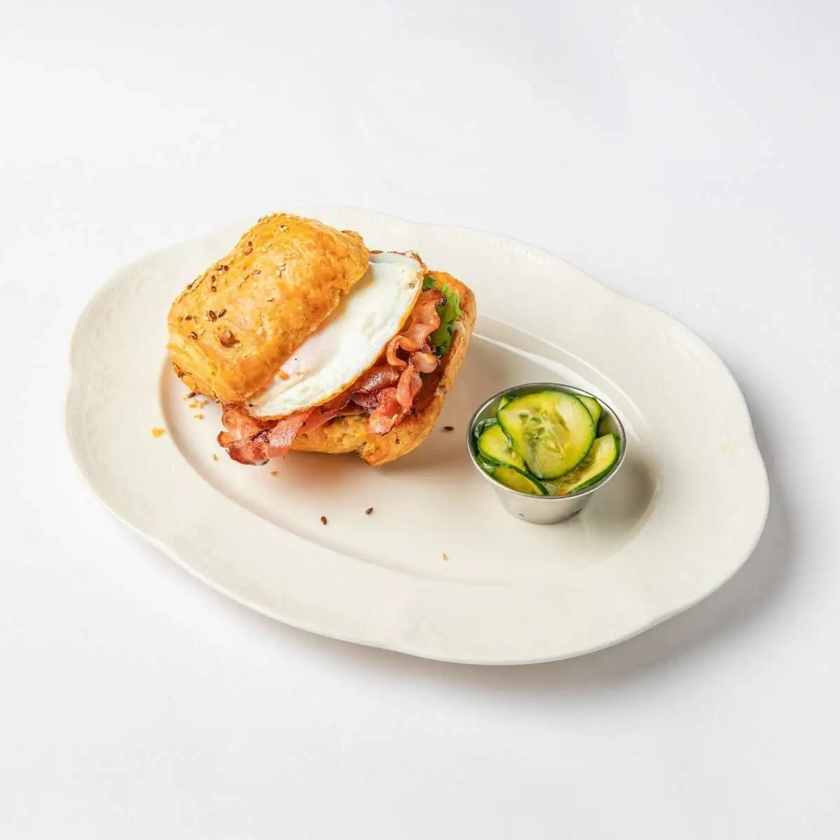 Сендвич с беконом и яйцом