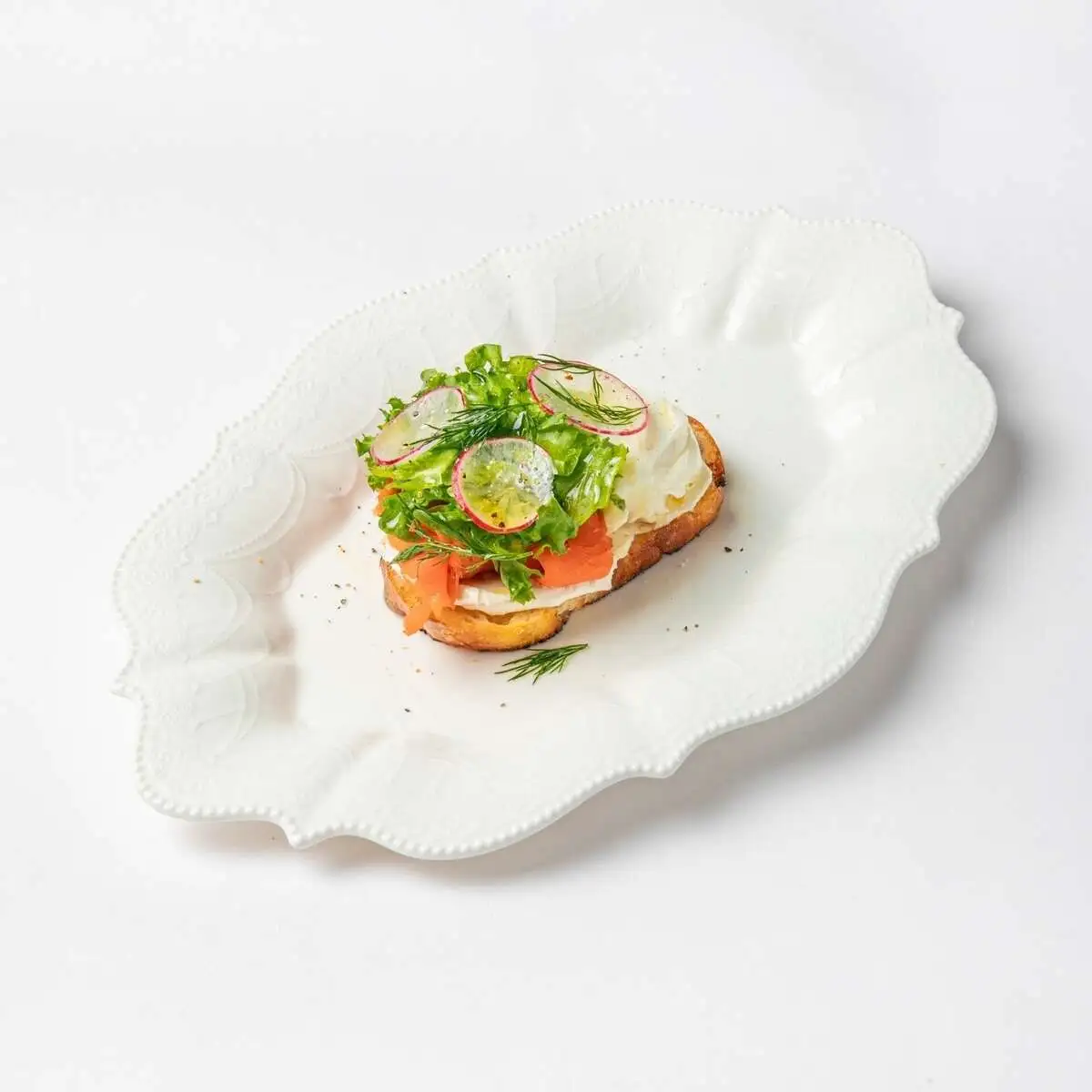 Тост с лососем и яйцом пашот