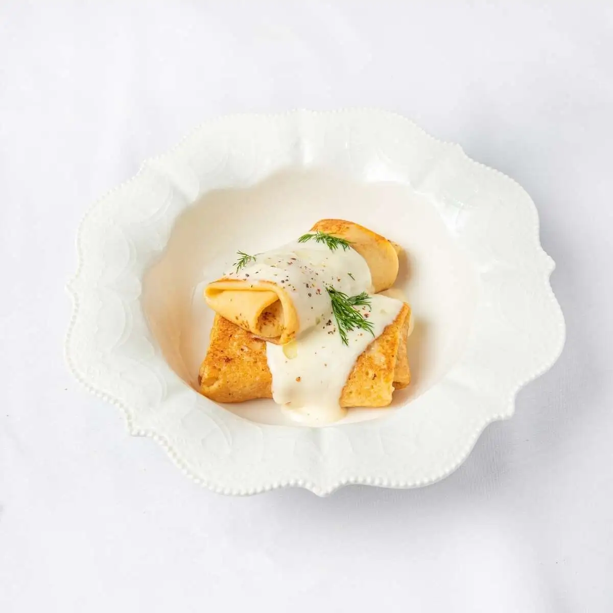 Блины с курицей, грибами и сырным соусом