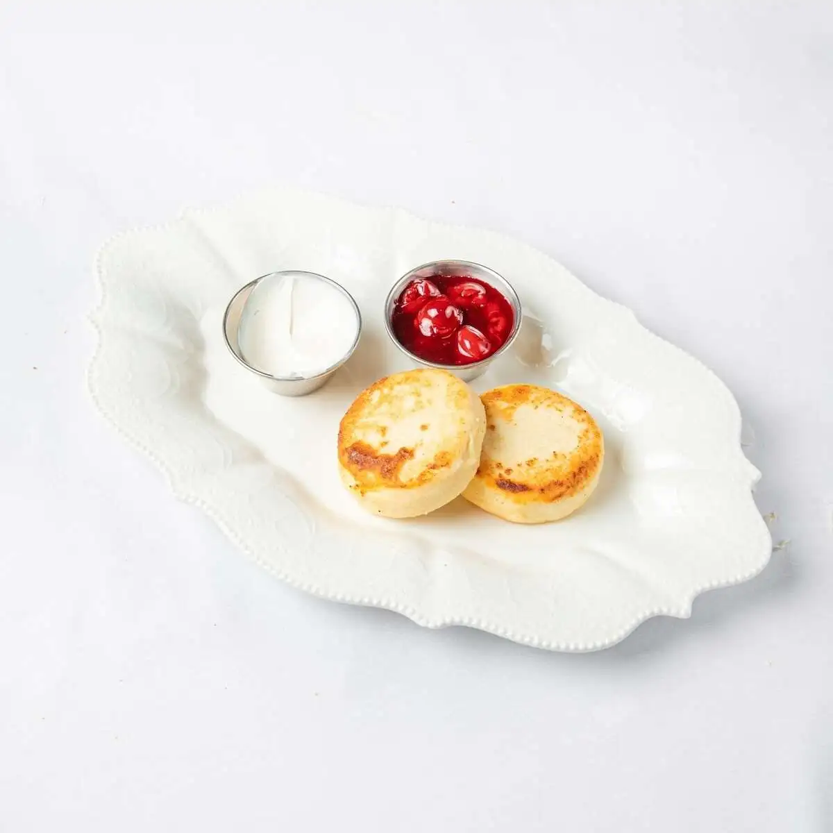 Сырники со сметаной и вишней