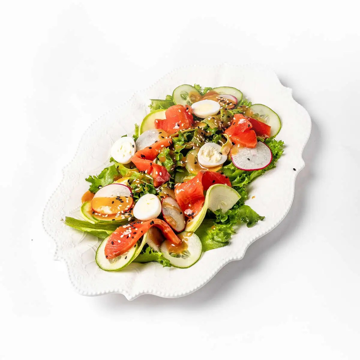 Салат с лососем, огурцом и цукини с азиа соусом