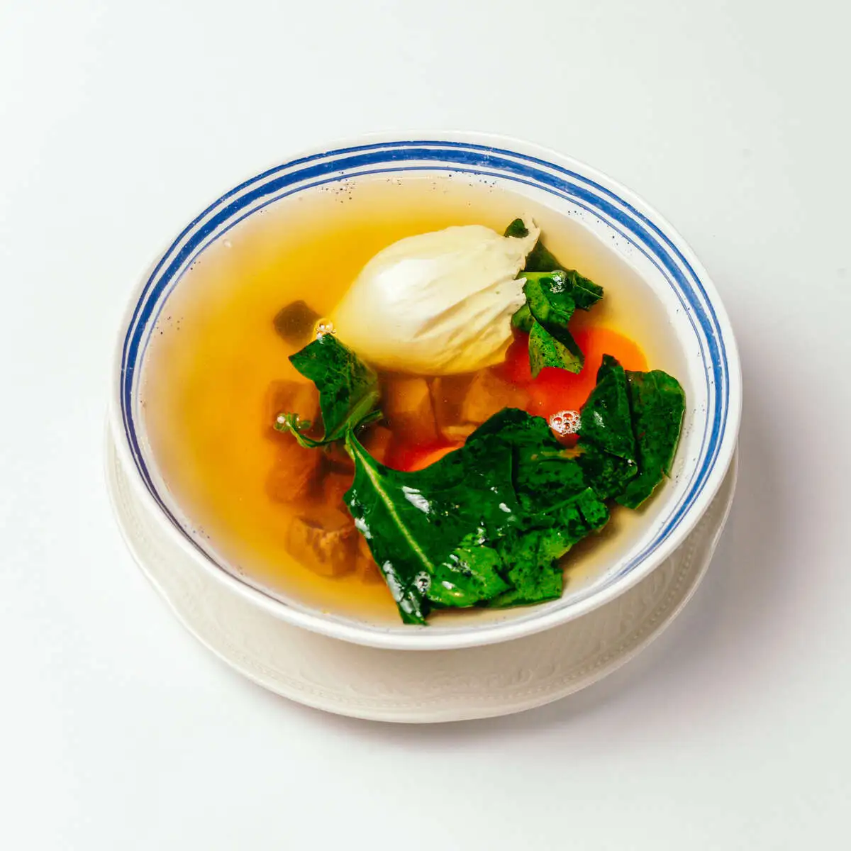 Говяжий бульон с яйцом пашот