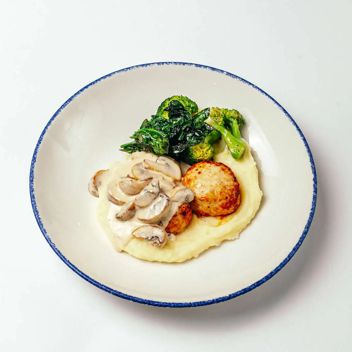 Куриная котлета с картофельным пюре, брокколи и шпинатом