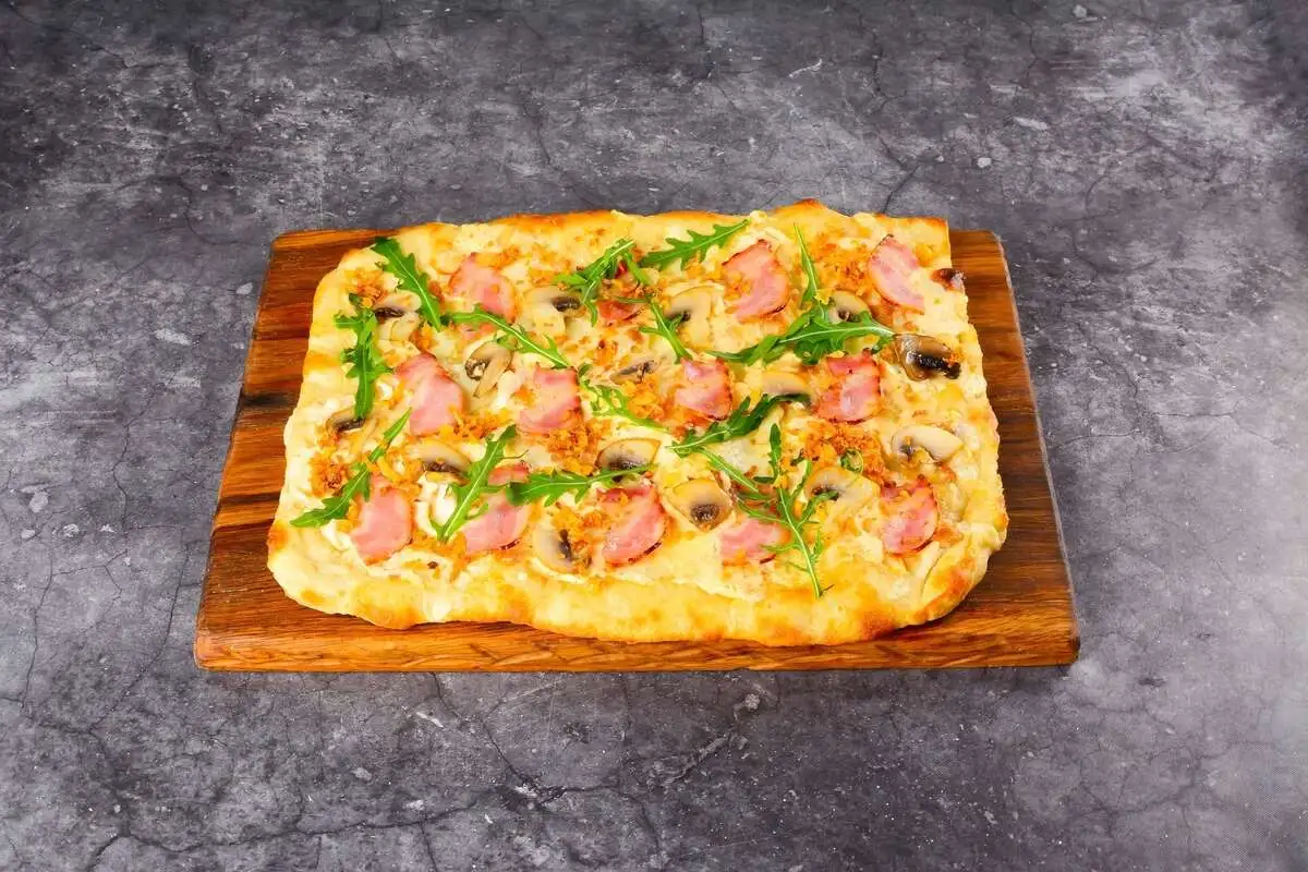 С беконом и грибами большая
