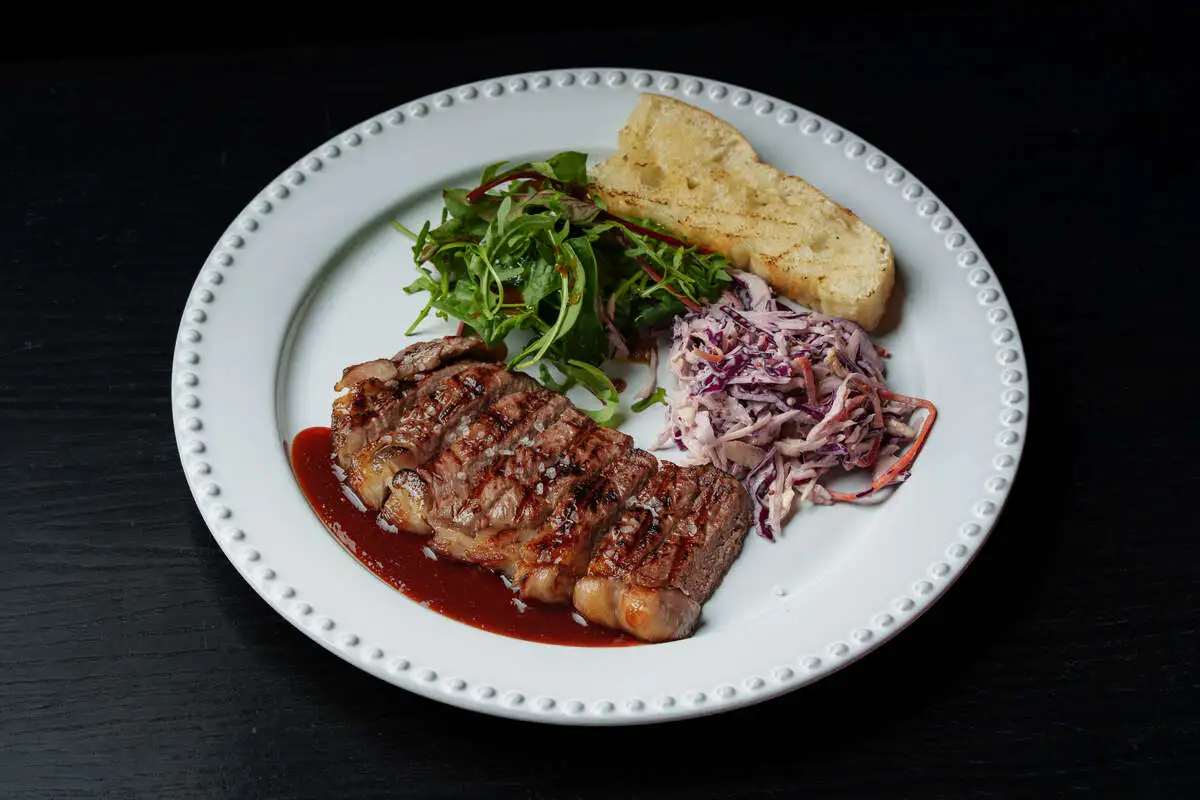 Стриплойн с азиатским BBQ, салатом коул слоу и чиабаттой