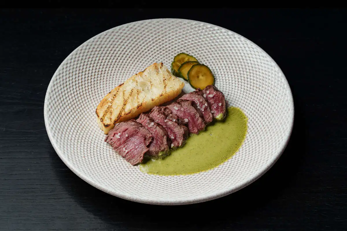 Филе-миньон с соусом шисо и чиабаттой