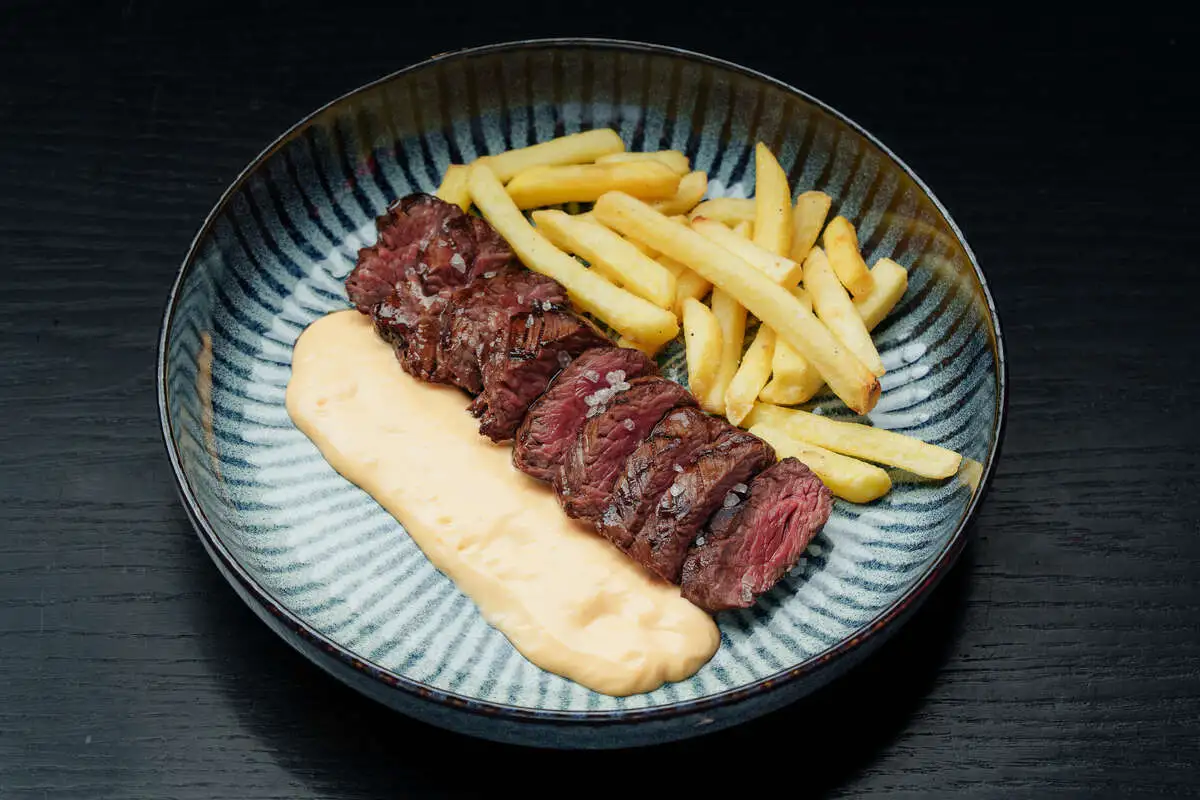 Стейк мясника с плавленным чеддером и картофелем фри