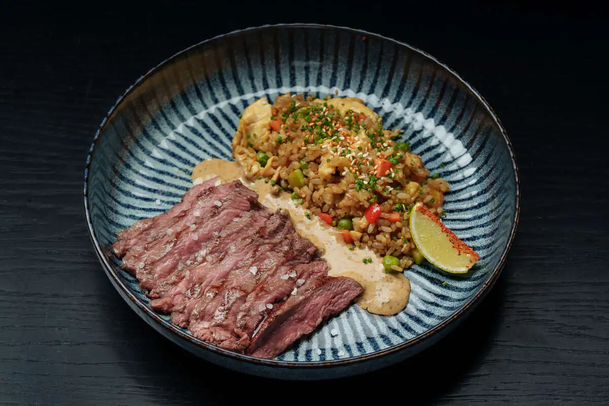 Вегас стейк с перечным соусом и рисом с овощами