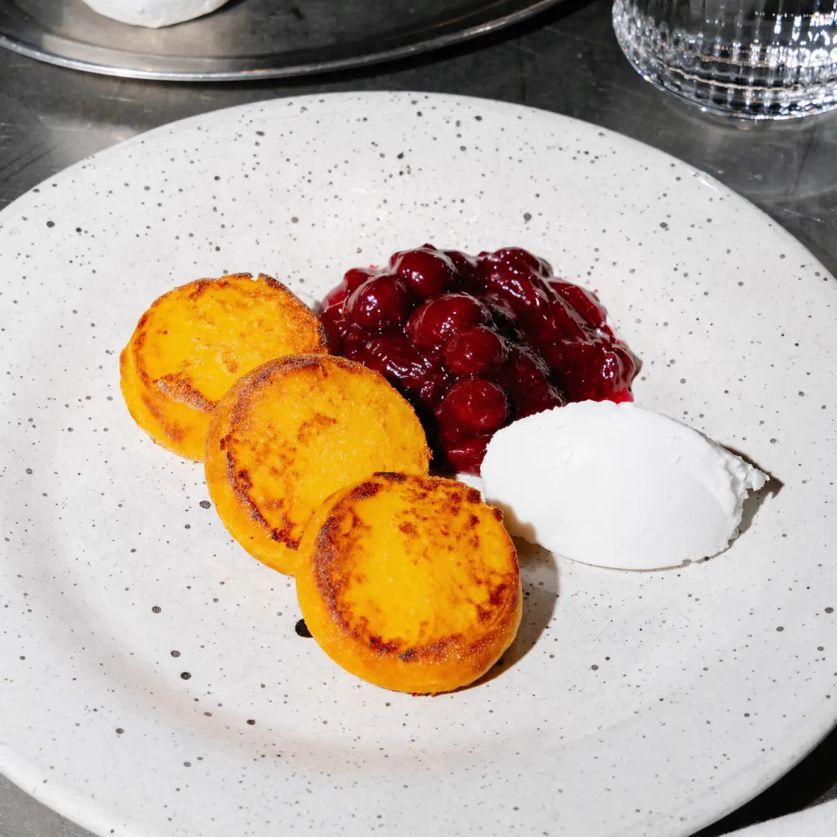 Сырники из батата и козьего творога с кокосовым кремом и конфитюром