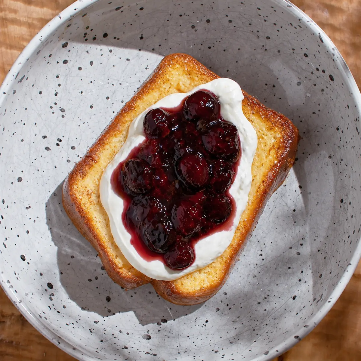 Френч-тост из бриоши с вишневым конфитюром и кремом маскарпоне