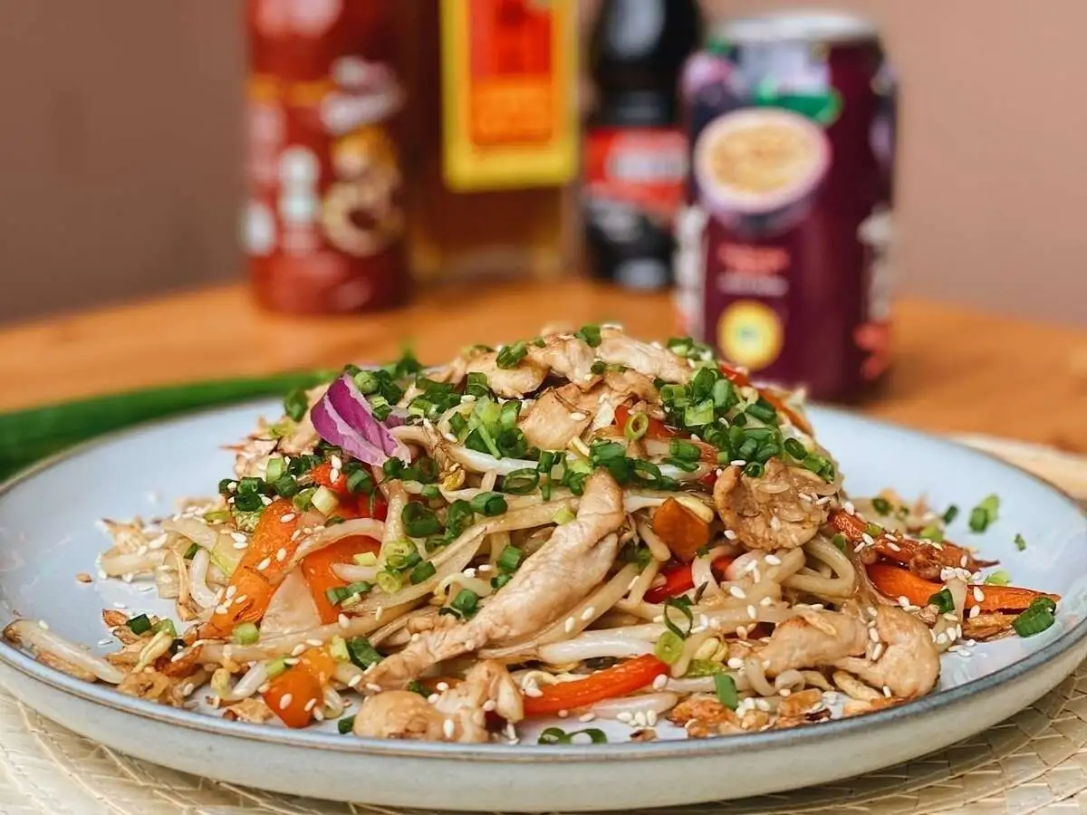 Лапша с курицей вок