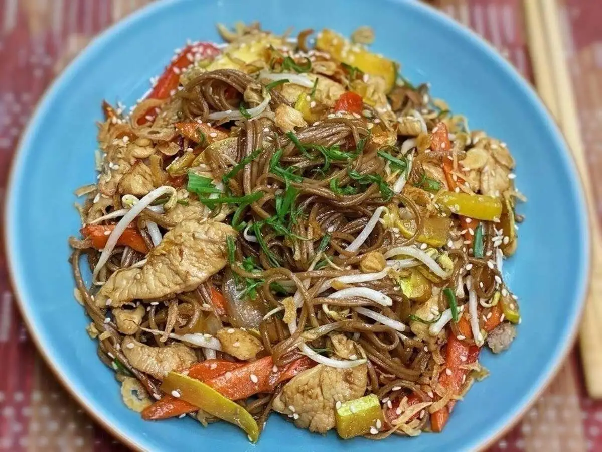 Лапша с говядиной собу