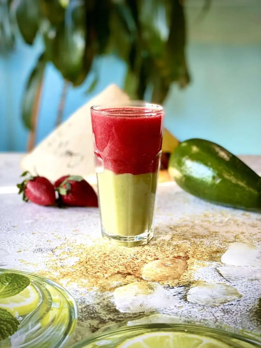 Смузи Авокадо с клубникой