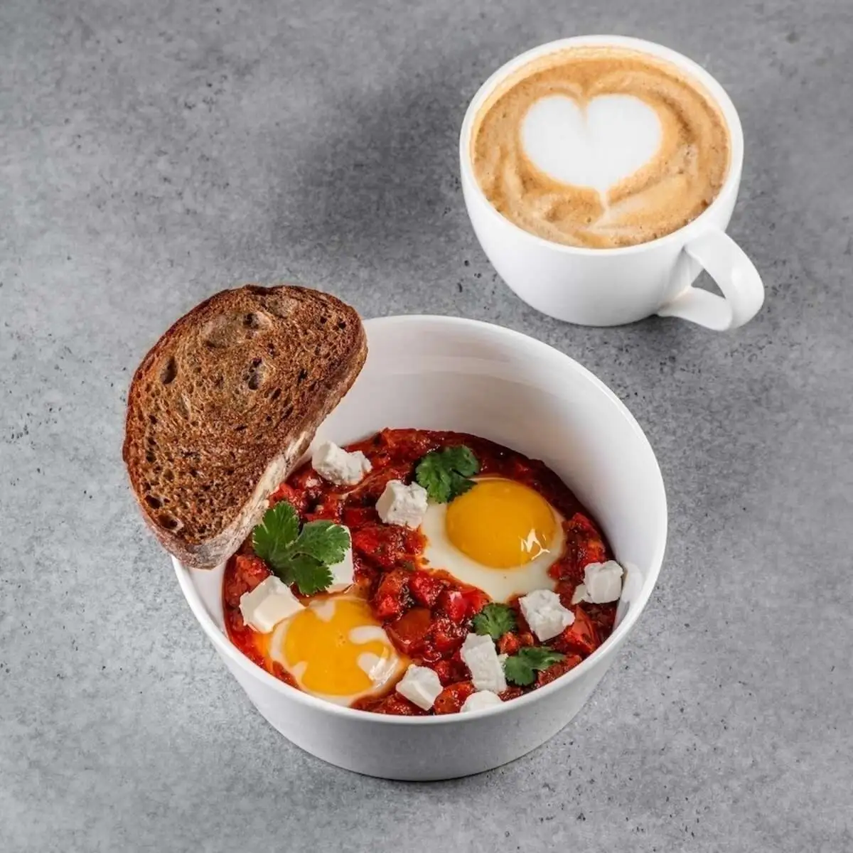 Шакшука с брынзой и латте с ореховым сиропом