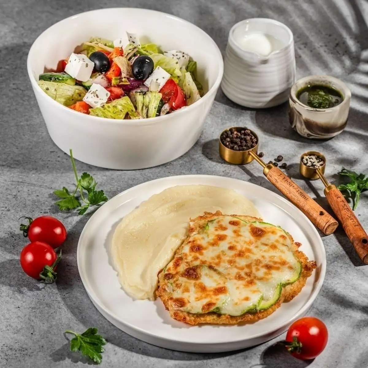 Отбивная с кабачками, картофельное пюре и салат греческий