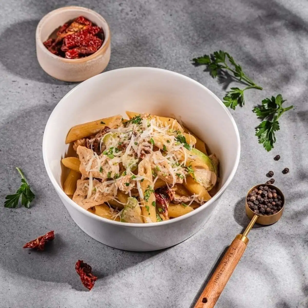 Пенне с индейкой и вялеными томатами