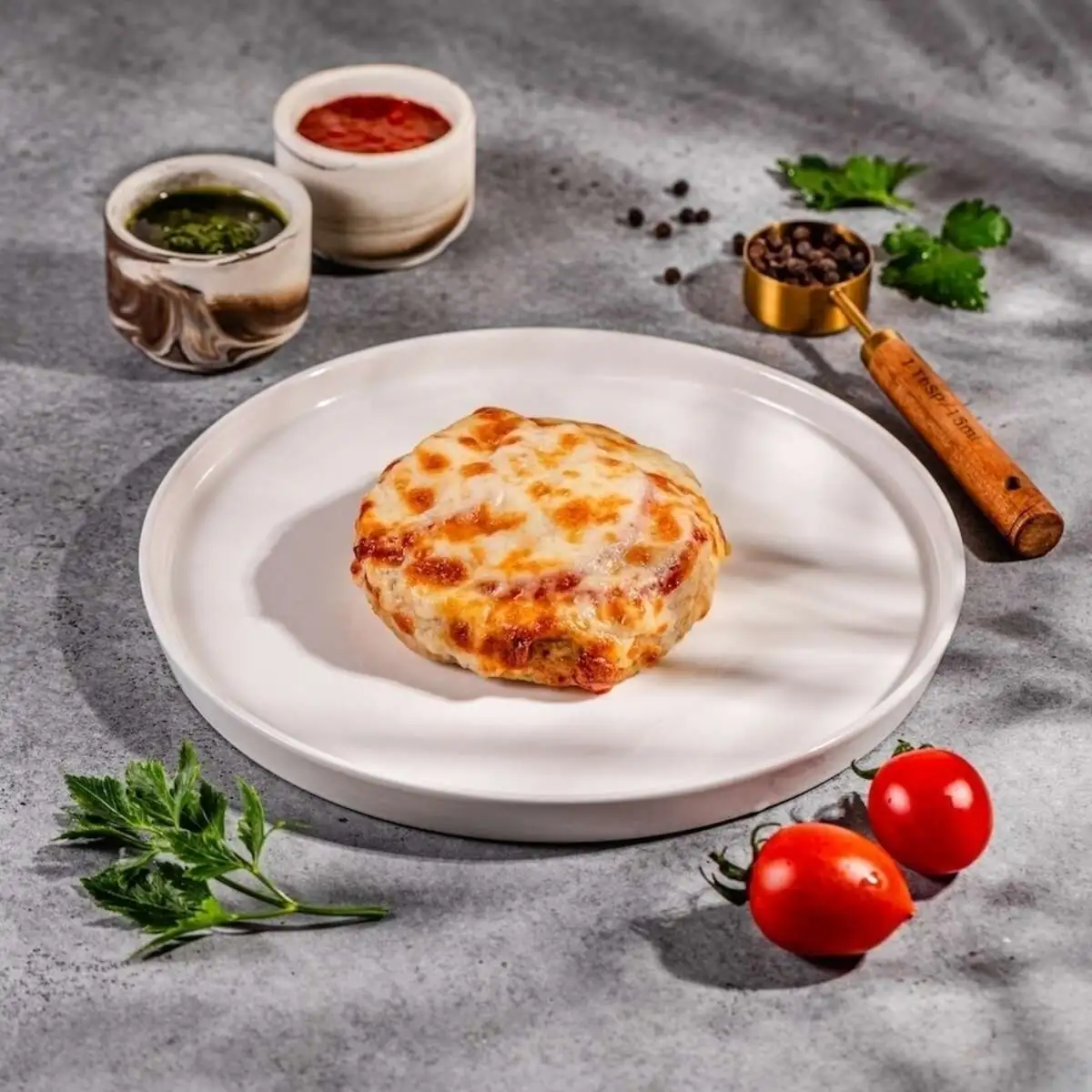 Бифштекс из курицы с помидором