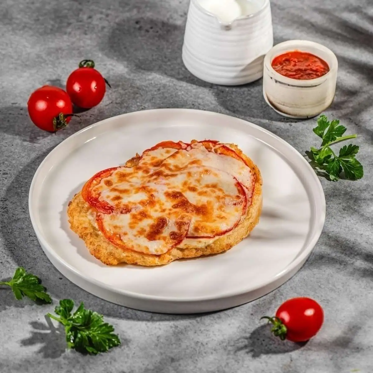 Отбивная с помидором и сыром