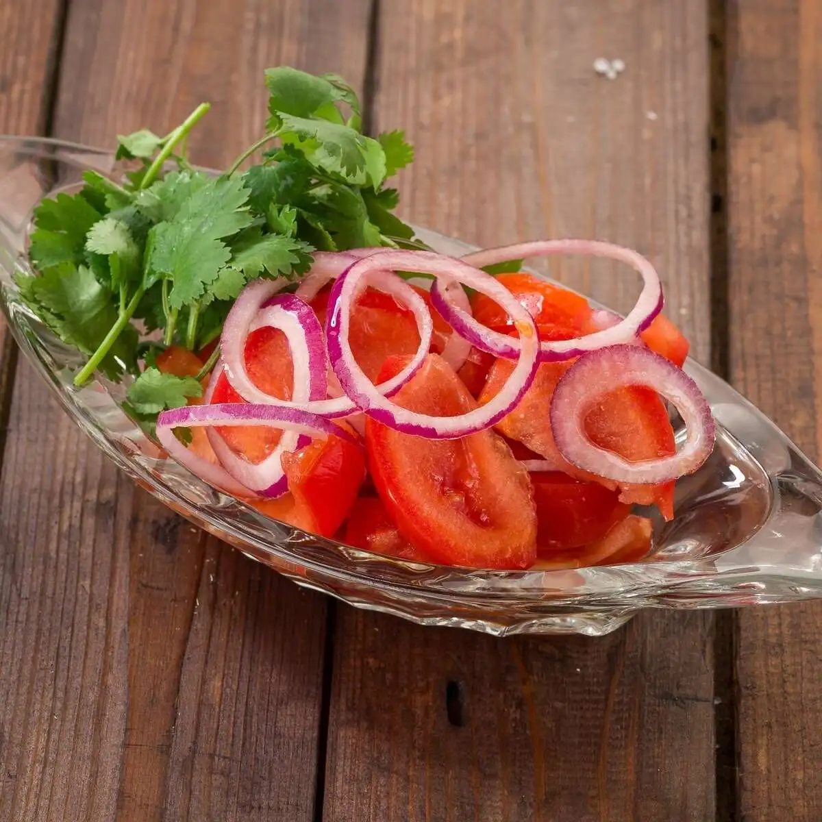 Спелые томаты с луком и кинзой