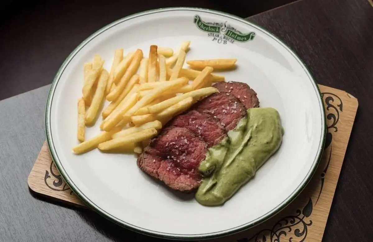 Антрекот с картофелем фри и соусом entrecote