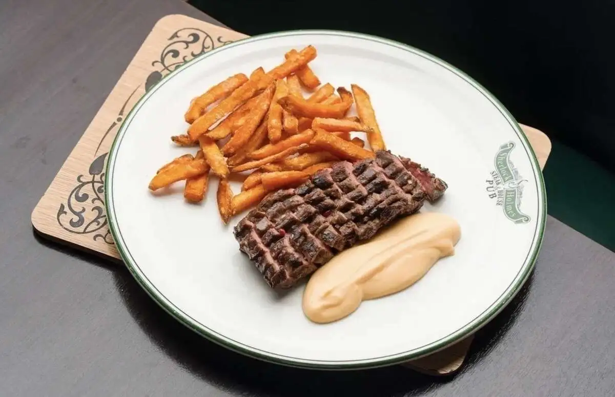 Фланк стейк с плавленым чеддером и бататом фри