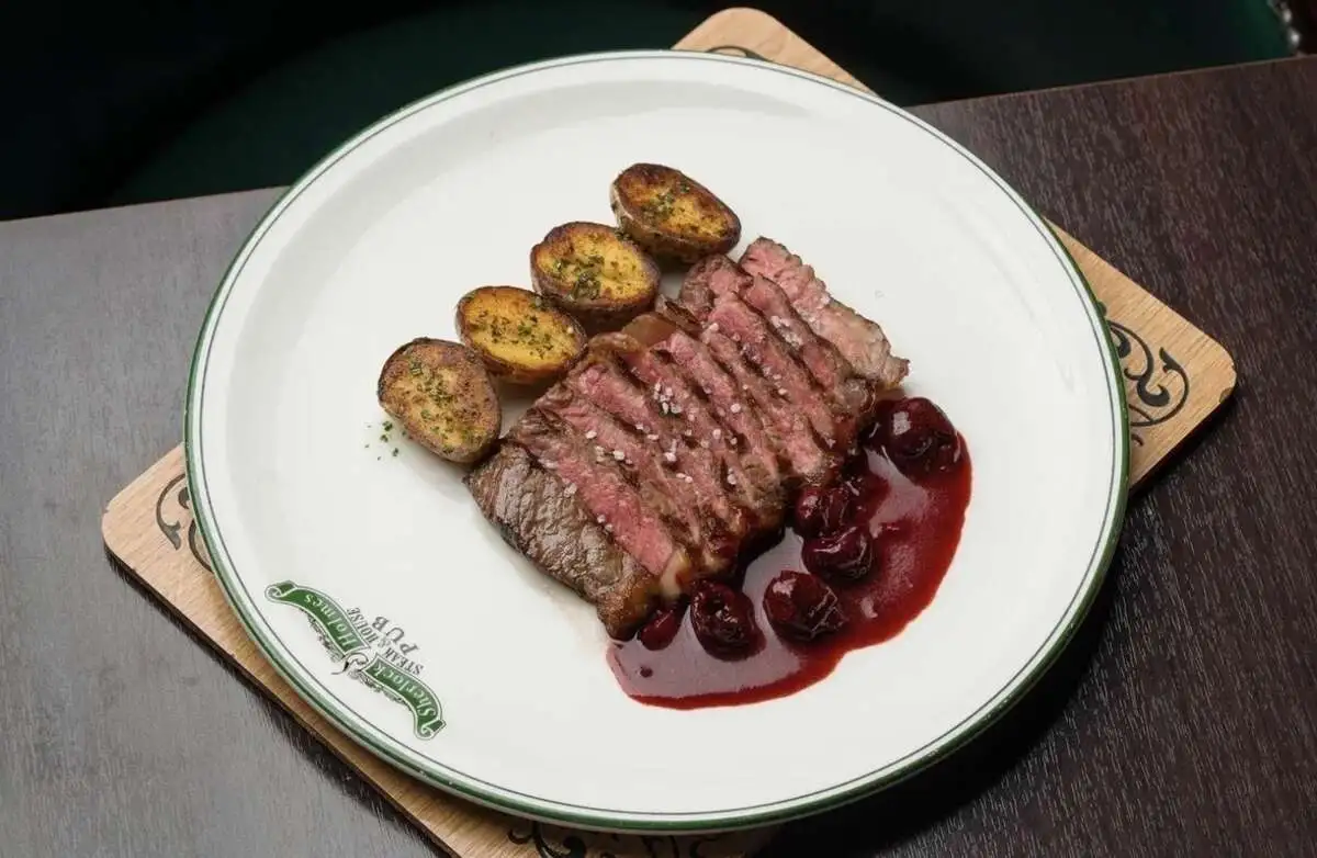 Нью-йорк стейк с бэби картофелем и копченой вишней