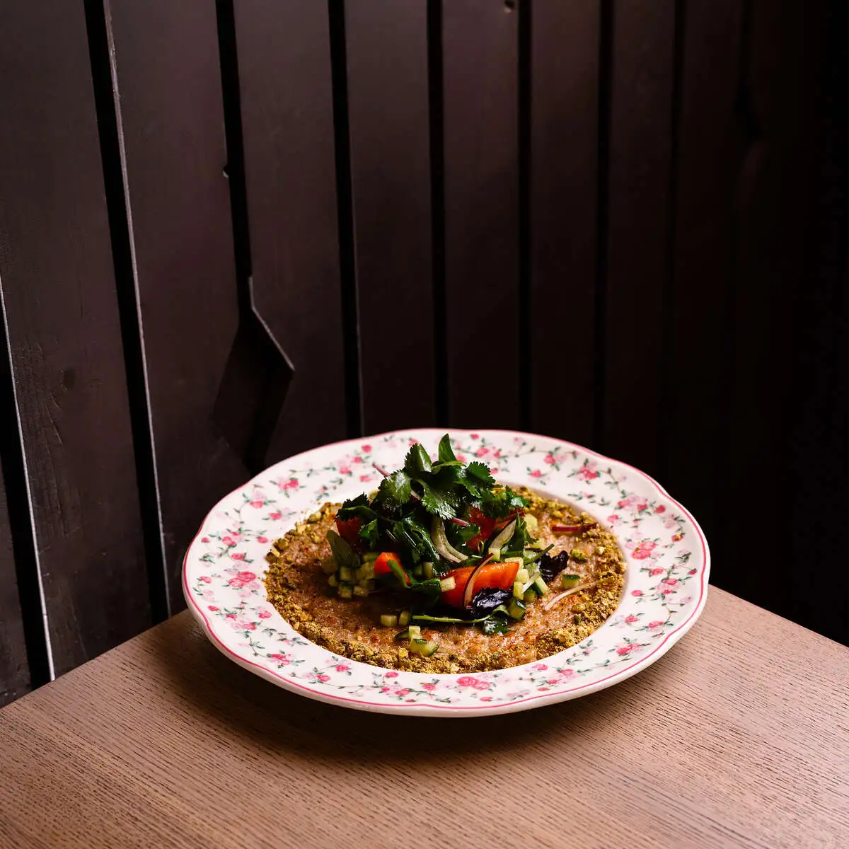 Круглый кебаб из цыпленка и сулугуни с миксом овощей