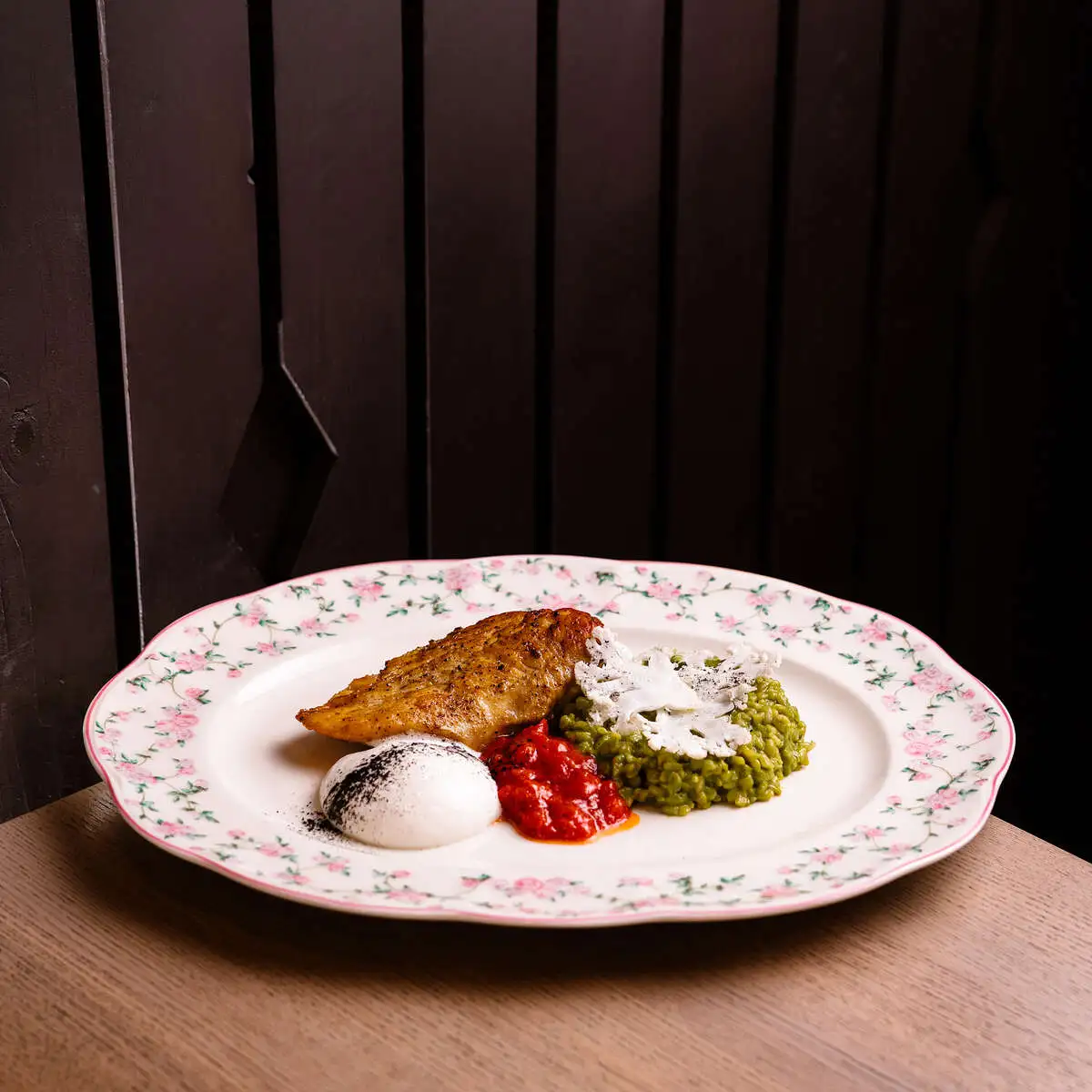 Запеченное филе индейки с сырным муссом и зеленым булгуром