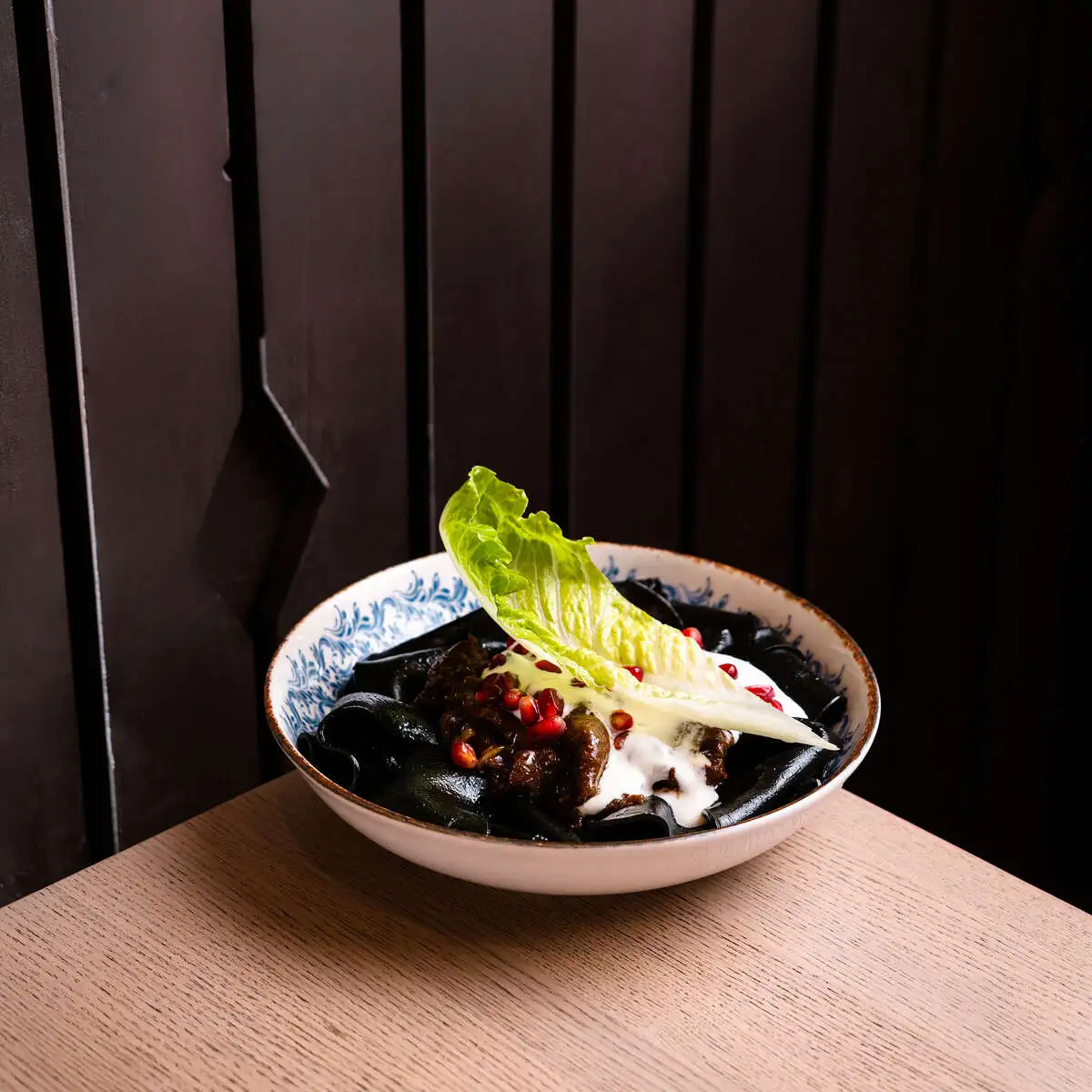 Жареная говядина с мацони и черной домашней лапшой