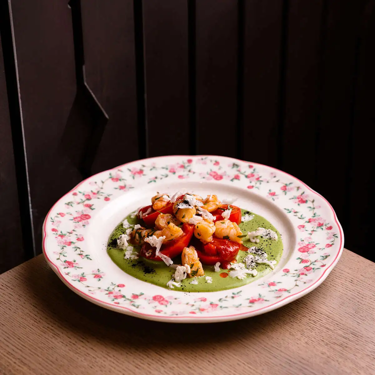 Креветка с томатом на зеленом пхали