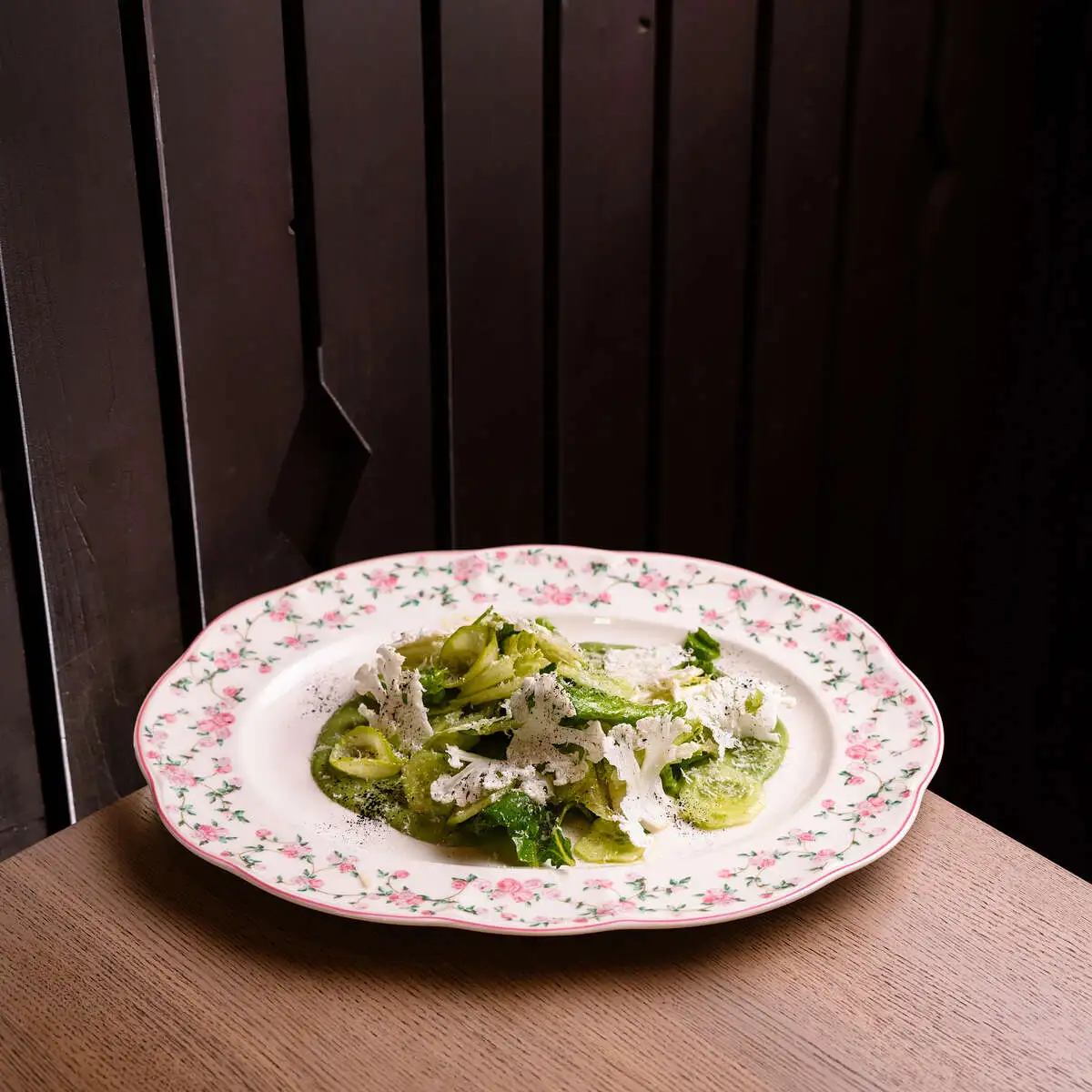 Зеленый салат с огурцом и пхали из шпината