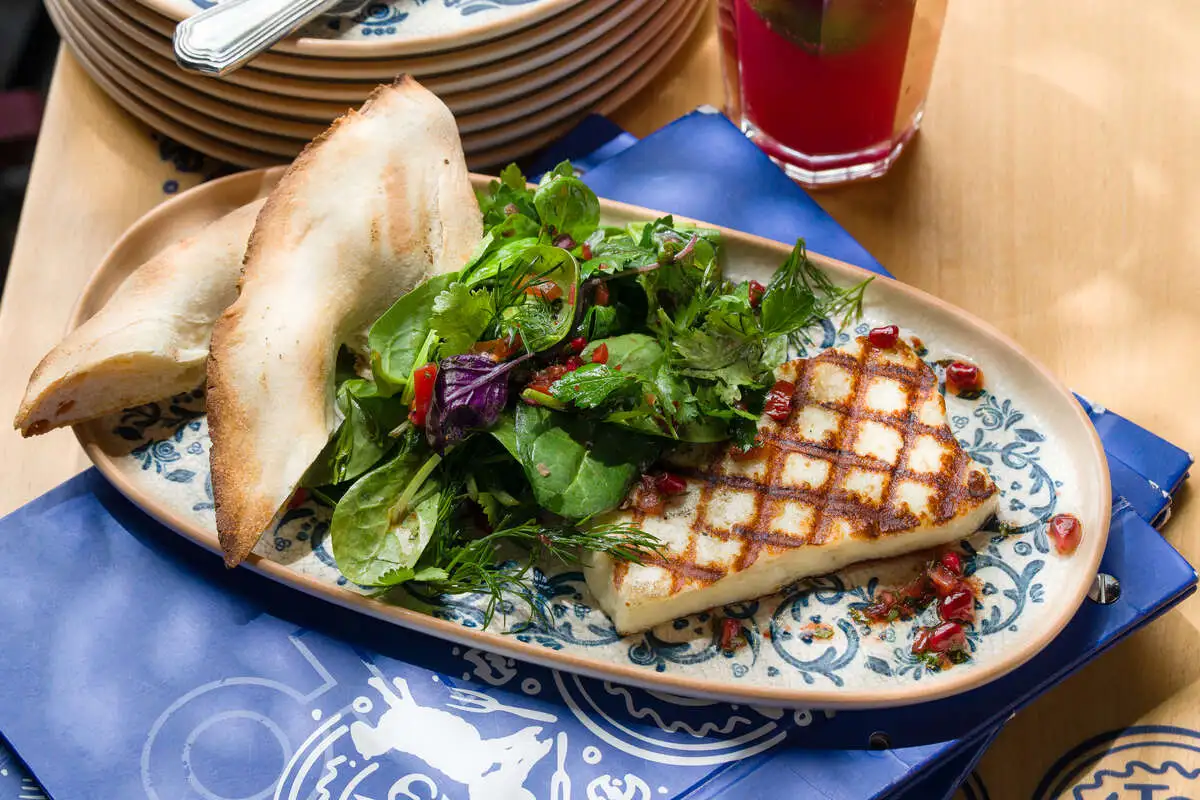 Жареный сыр халуми с зеленым салатом